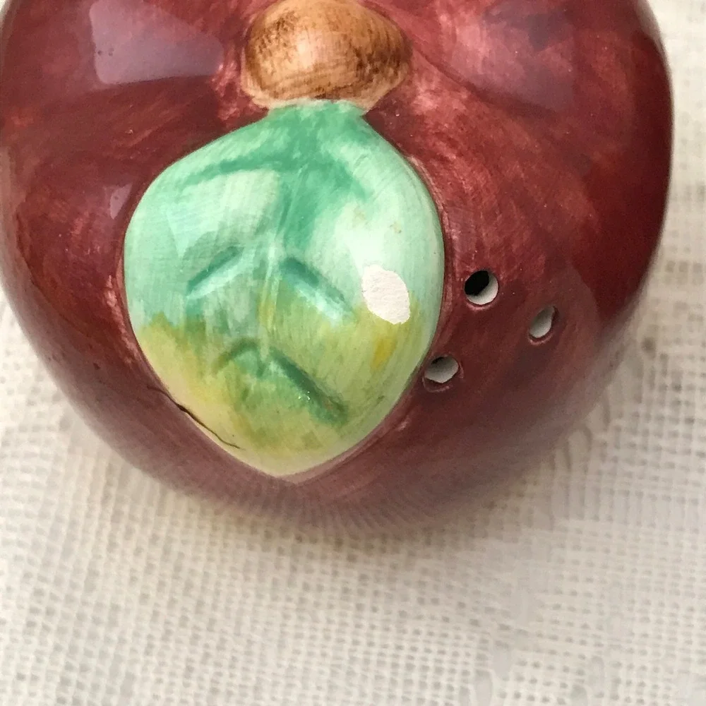 Ceramic Apple Salt and Pepper Shakers,‎ Apple Shaped Fruit Kitchen Decoration - Picture 4 of 6